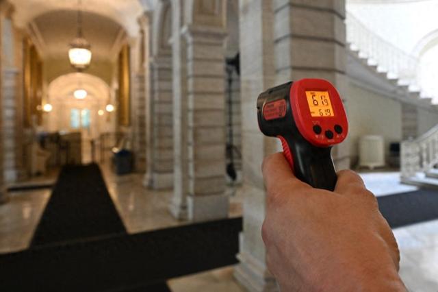 纽约市长敦促市民空调只开26℃，市政厅却低达12℃