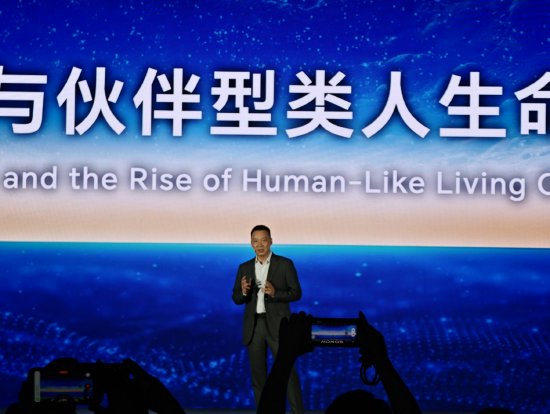 直击WAIC丨荣耀CEO李健：智能体操作系统将拥有基础生命特征	、认知记忆系统、自我意识和灵魂