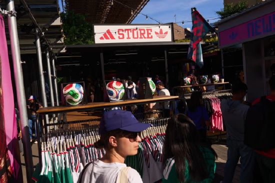 世界杯营销开支侵蚀利润，阿迪达斯股价暴跌18%